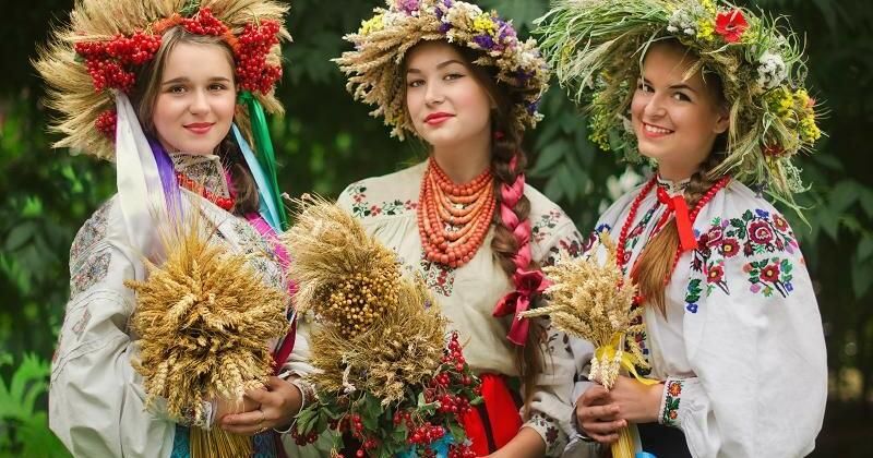 Обжинки воплощают уважение к земле, труду и природе. Обжинки воплощают уважение к земле, труду и природе.