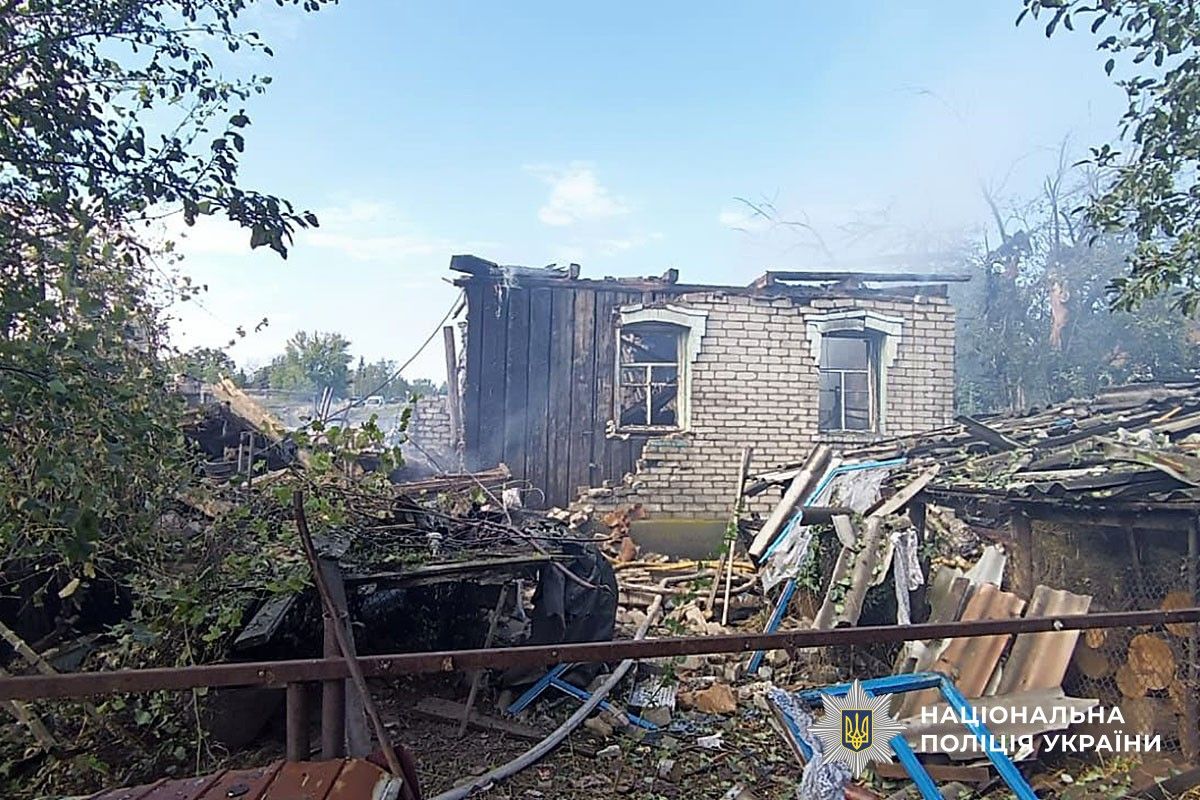 Від будинку залишилася сама лише стіна Від будинку залишилася сама лише стіна