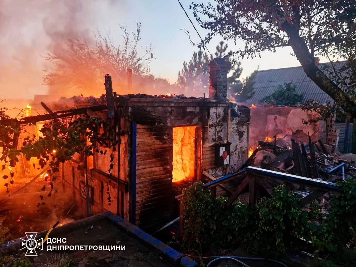 На Дніпропетровщині після атаки РФ палають будинки