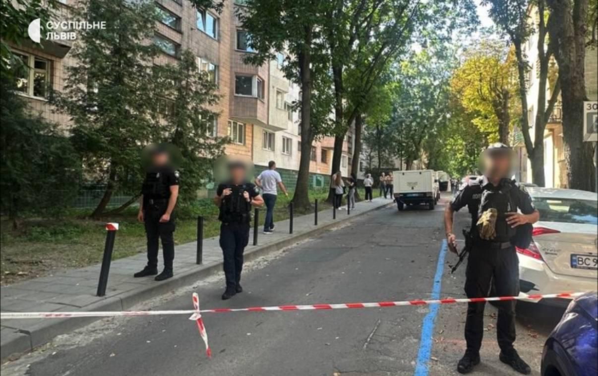 Во Львове перекрыли улицу, где произошло убийство Во Львове перекрыли улицу, где произошло убийство