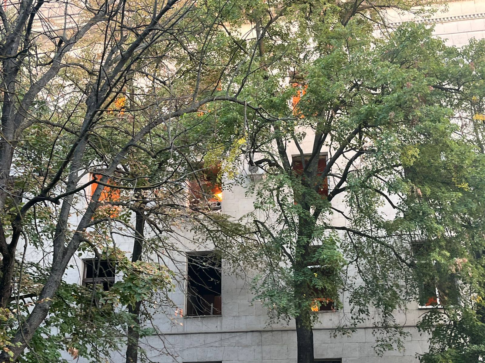 В Херсоне россияне снова ударили по зданию ОВА: она горела пол суток 2