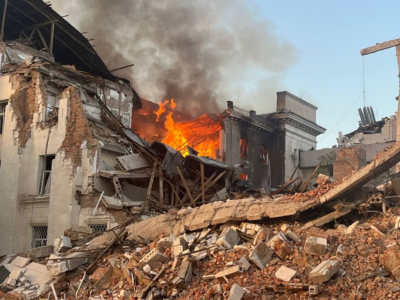 В Херсоне россияне снова ударили по зданию ОВА: она горела пол суток.