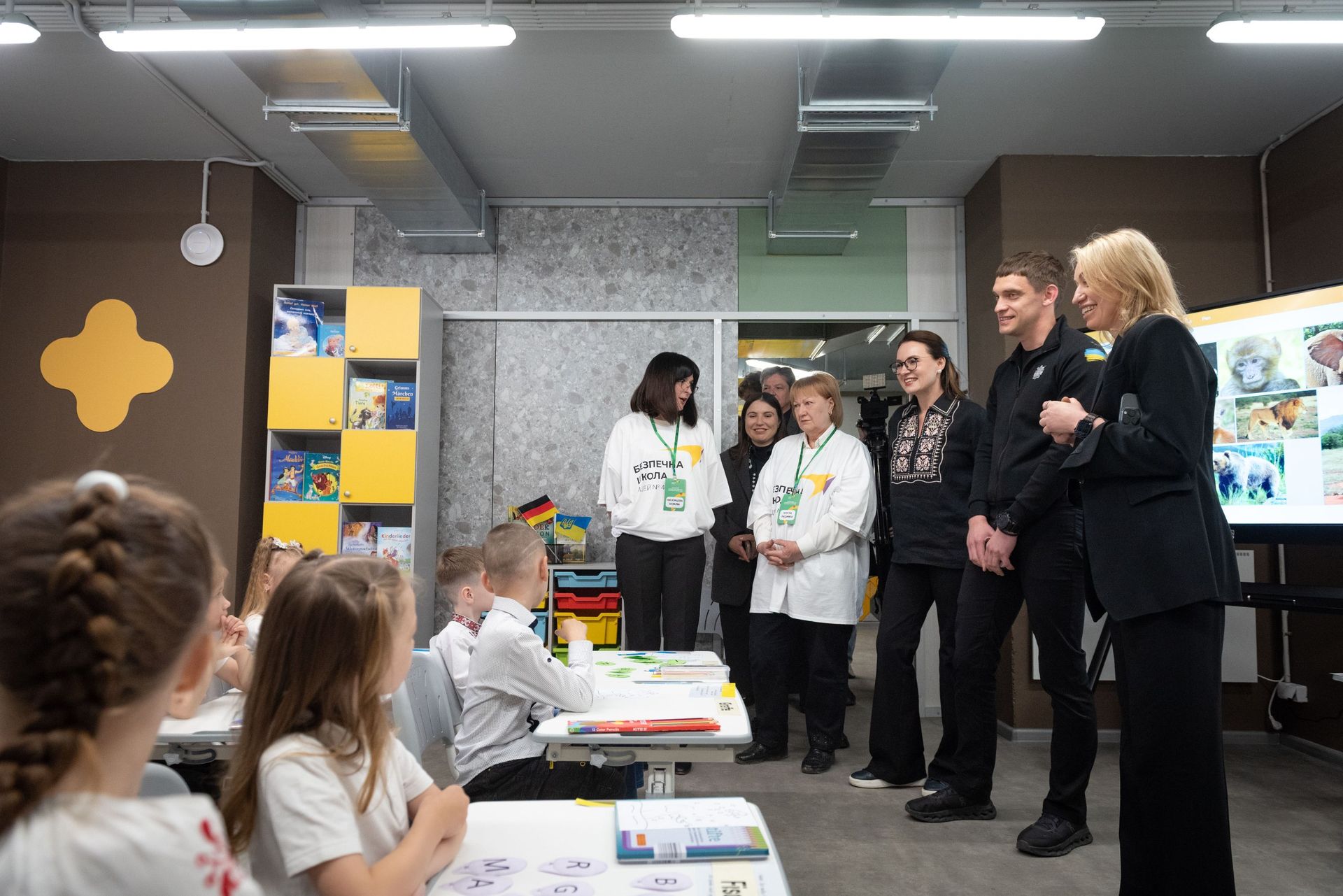 Діти у підземній школі Діти у підземній школі