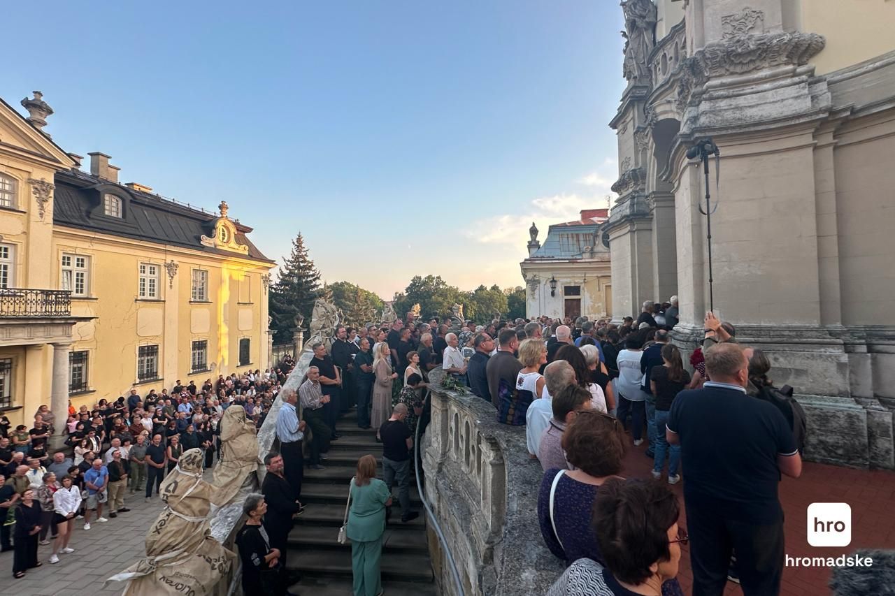 Не всем желающим хватило места внутри собора Не всем желающим хватило места внутри собора