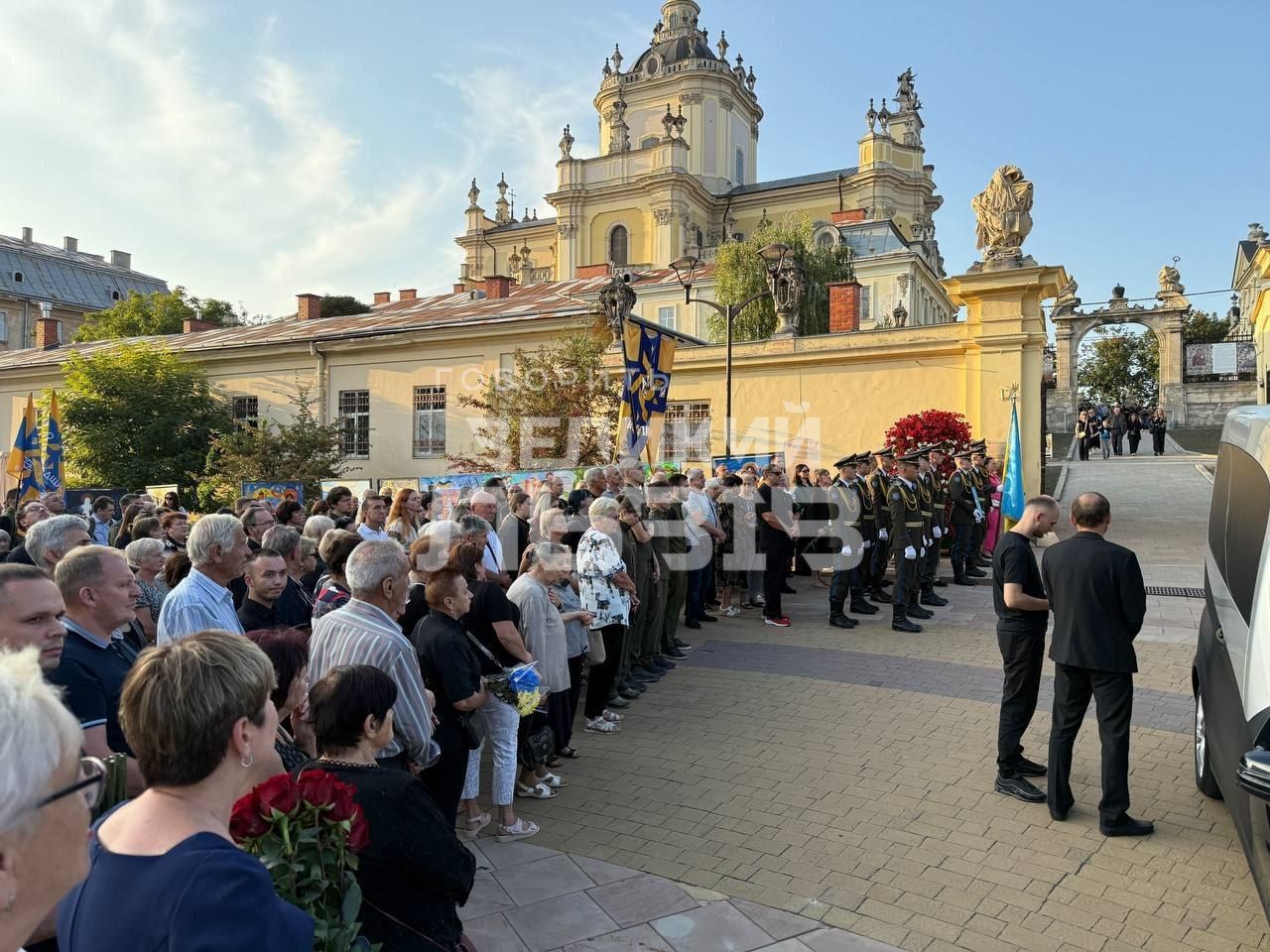 Львів'яни зібралися під собором, щоб віддати шану Парубію