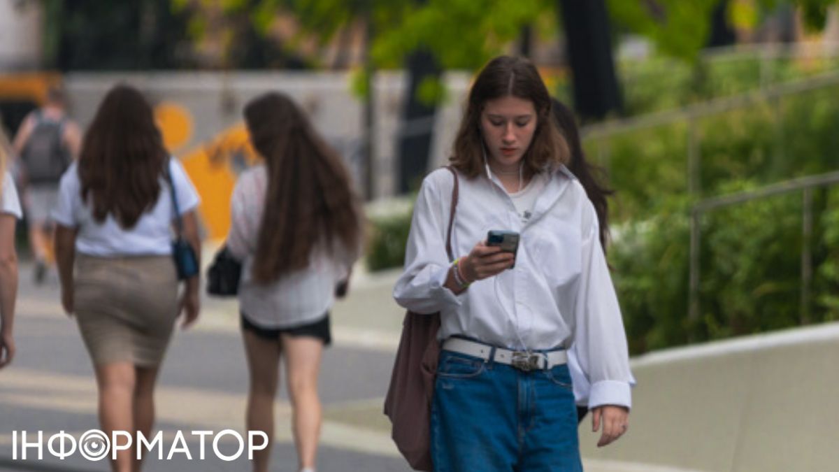 Девушка с телефоном Фото: Информатор