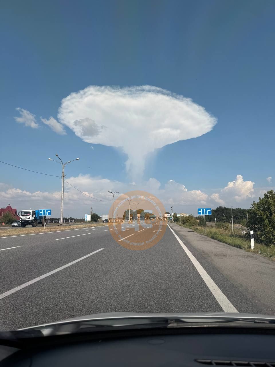 Облако-гиб через лобовое окно водителя. Фото: УС