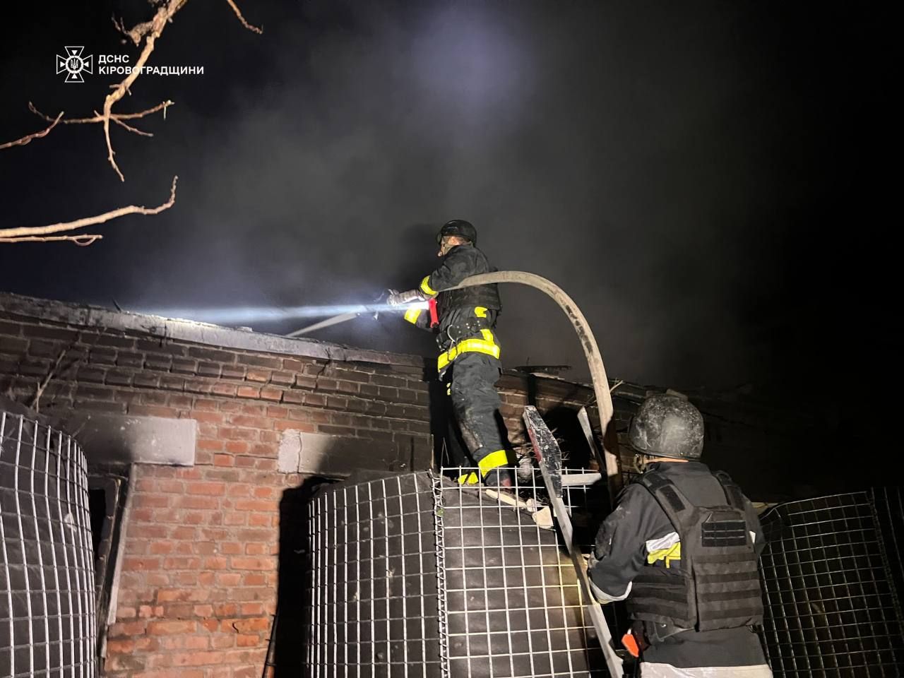 Спасатели тушат пожар в Знаменке после обстрела