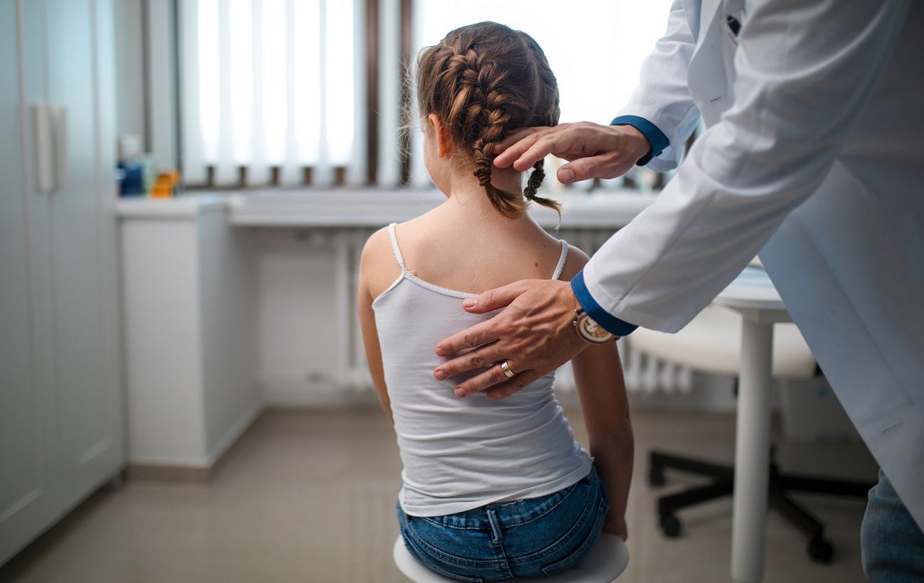 Причин викривлення хребта декілька Причин викривлення хребта декілька