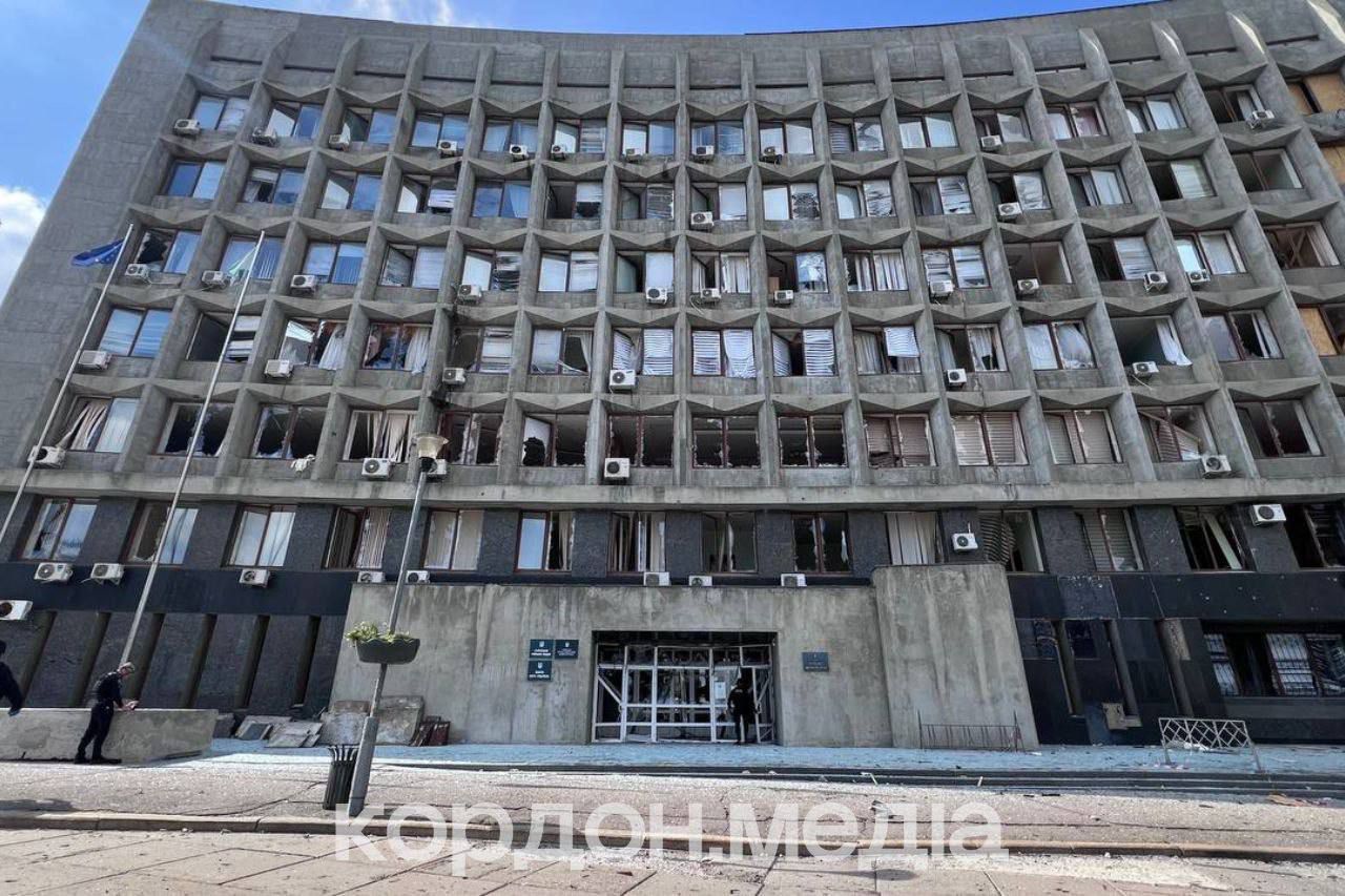 Суми атакував дрон РФ: пошкоджена будівля ОВА, є поранені (фото) 1