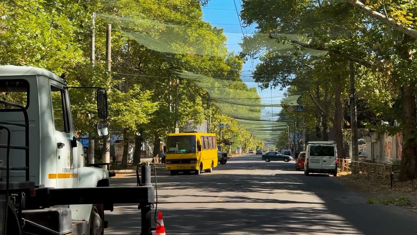Антидронові сітки у Херсоні. Фото - МОСТ Антидронові сітки у Херсоні. Фото - МОСТ