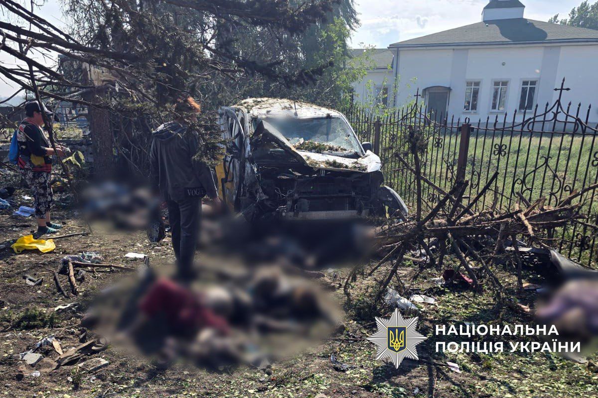 Не осталось слов! Россияне на Донбассе попали авиабомбой по пенсионерам в очереди за пенсией: Зеленский уже отреагировал 2