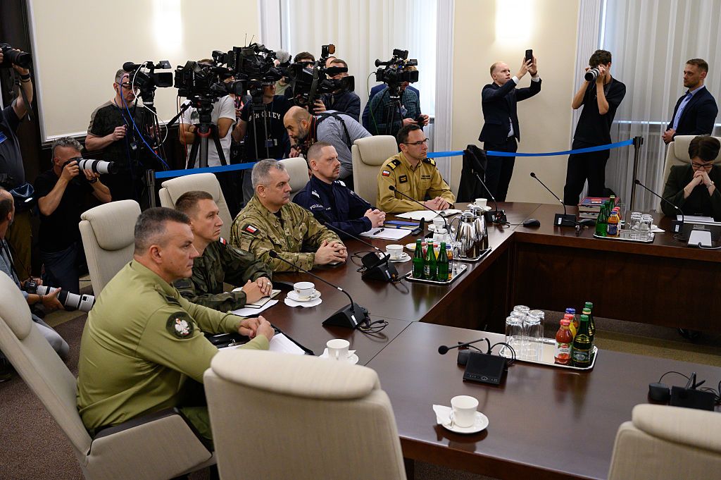 У Польщі - екстренні засідання уряду за участі військових. Будь-яка оборонна стратегія приречена на невдачу. Фото: Getty Images.