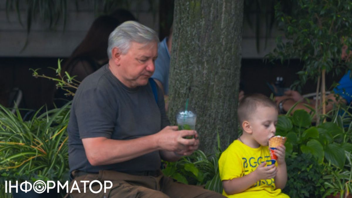 Пенсионер с внуком Фото: Информатор