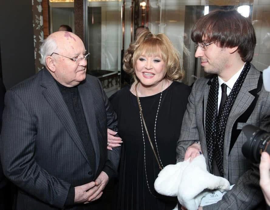 Горбачев учился вести дискуссии на интервью Пугачевой. Горбачев учился вести дискуссии на интервью Пугачевой.