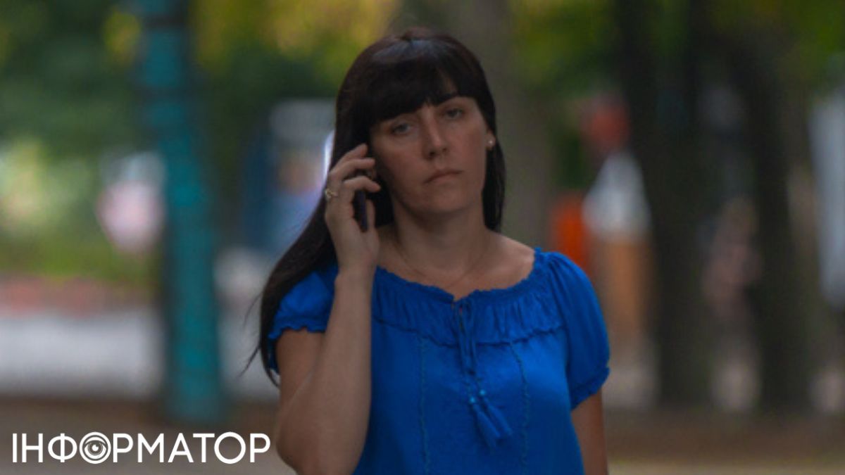 Жінка говорить по телефону Фото: Інформатор