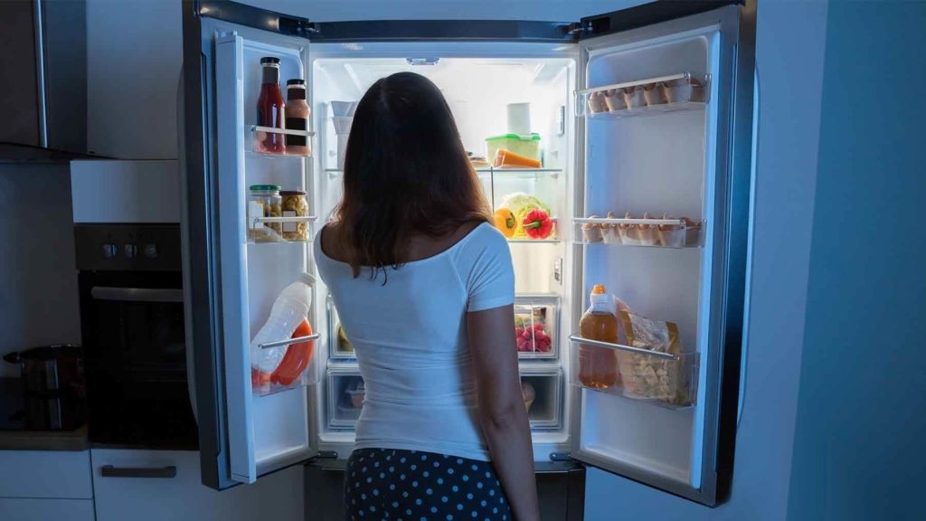 Врач Комаровский развеял миф о вреде пищи перед сном.