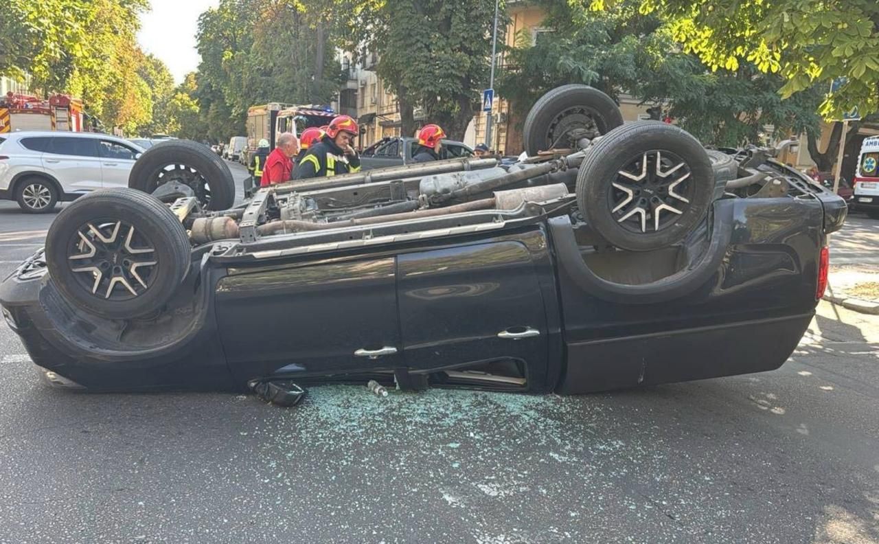 Джип охорони Порошенка перекинув авто на дах: серйозна ДТП в центрі Одеси (ФОТО) 3