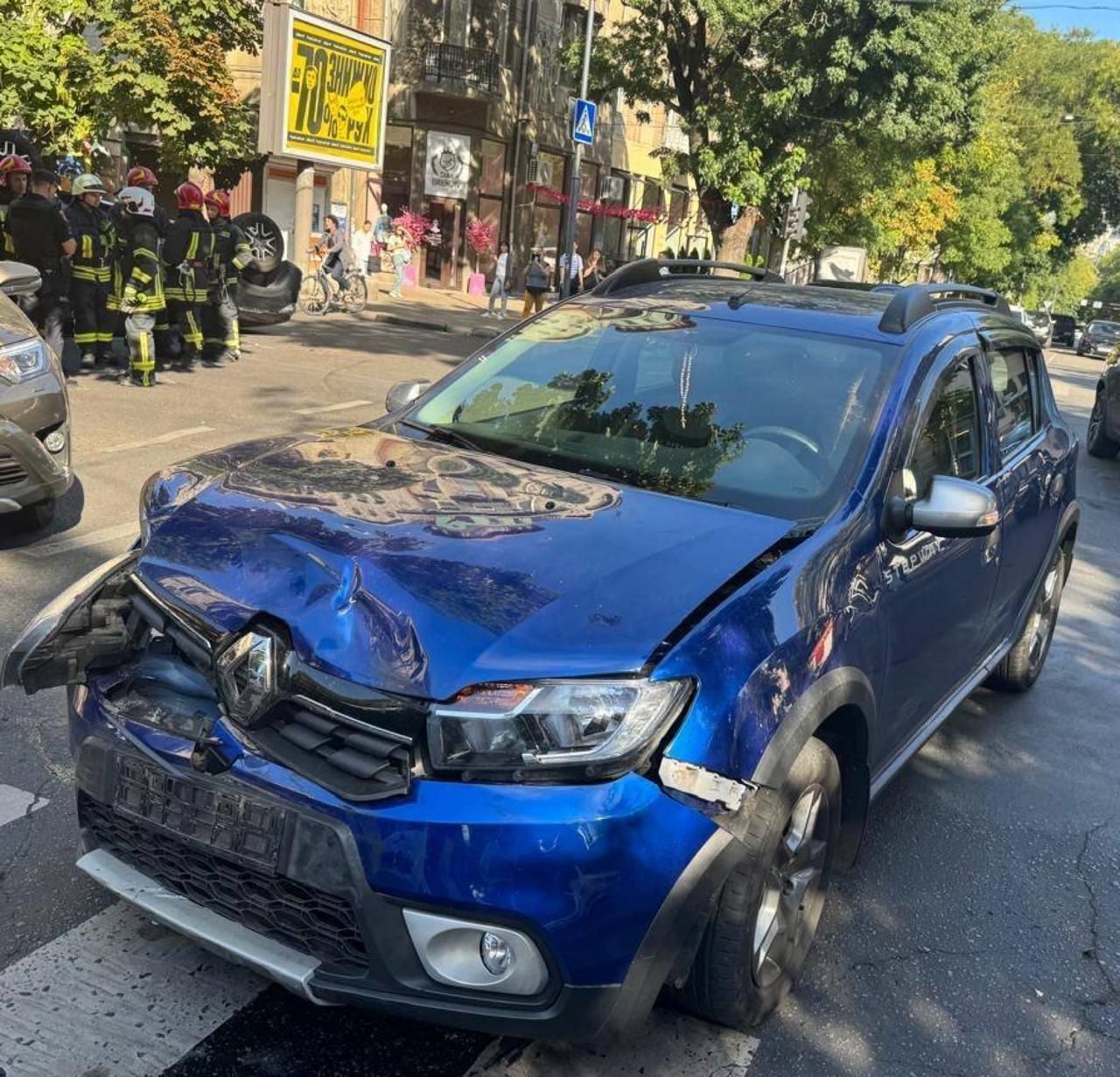 Джип охорони Порошенка перекинув авто на дах: серйозна ДТП в центрі Одеси (ФОТО) 2