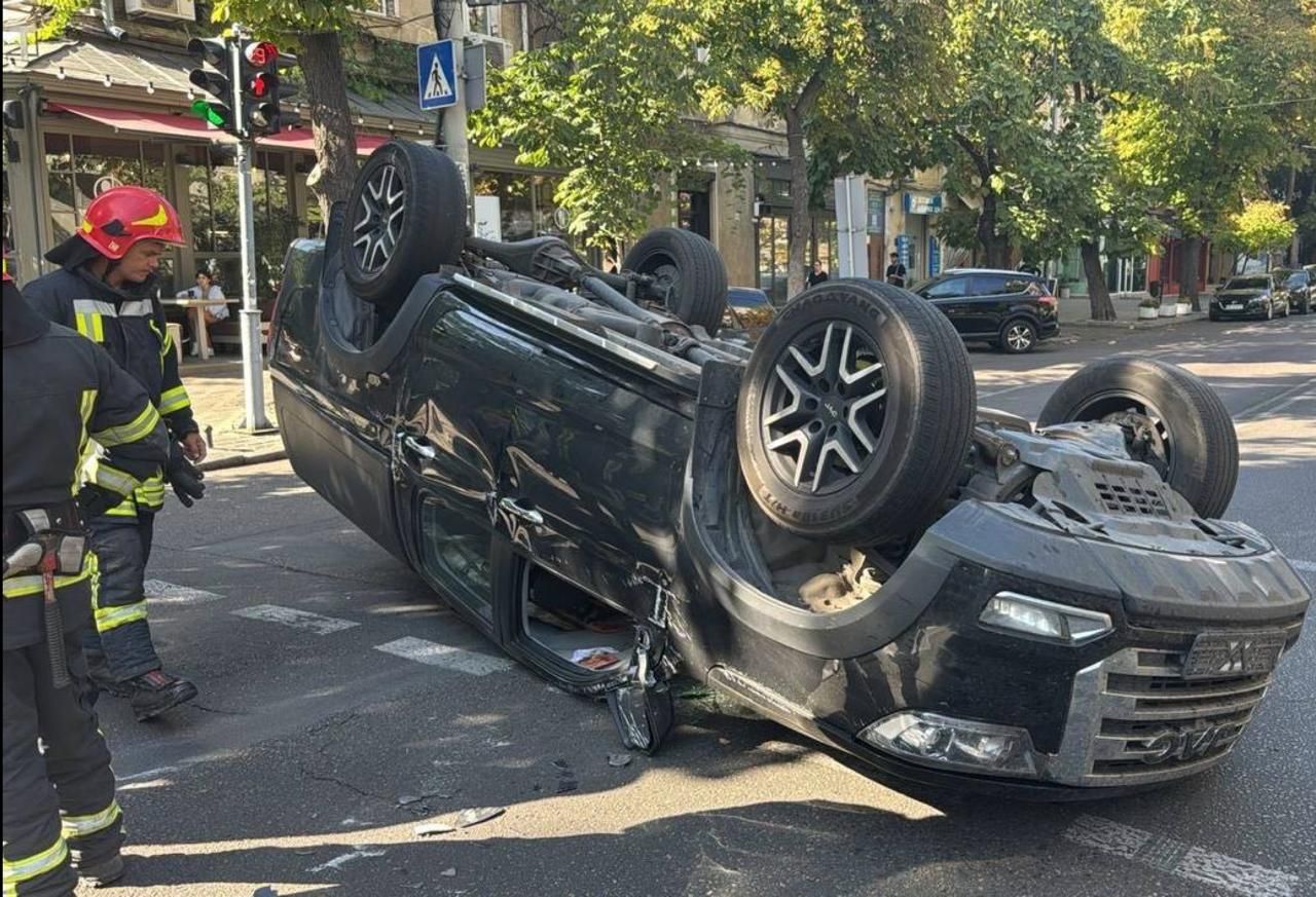 Джип охорони Порошенка перекинув авто на дах: серйозна ДТП в центрі Одеси (ФОТО) 1