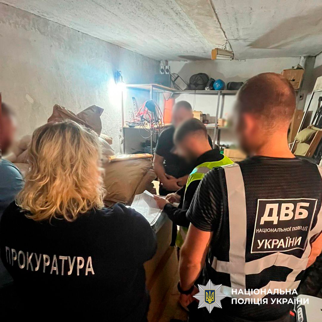 Мешканець Хмельниччині влаштував у своїй квартирі підпільну типографії та робив фальшиві техпаспорти на авто: гучне затримання Нацполіції 3