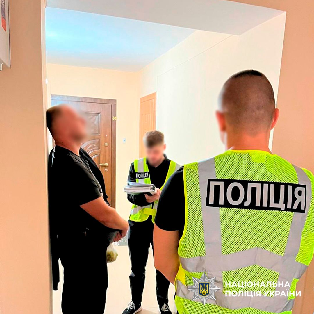 Мешканець Хмельниччині влаштував у своїй квартирі підпільну типографії та робив фальшиві техпаспорти на авто: гучне затримання Нацполіції 1