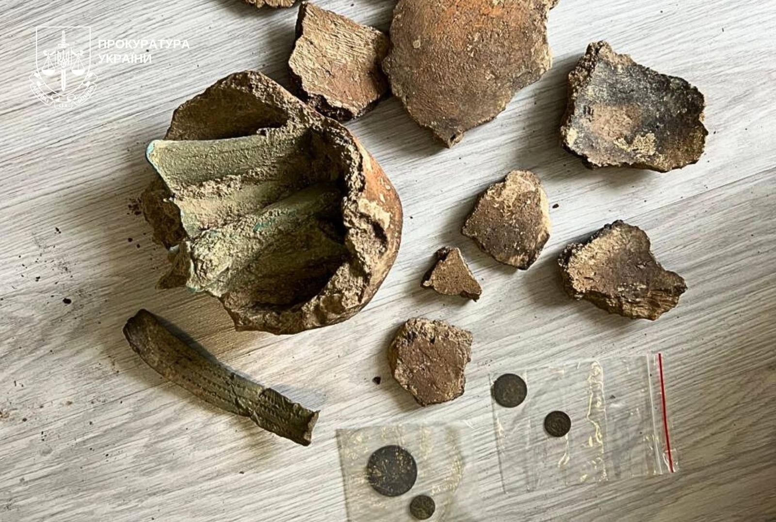 Черный археолог из Закарпатья пытался продать сокровища кельтов, но среди покупателей оказался Офис генпрокурора 1