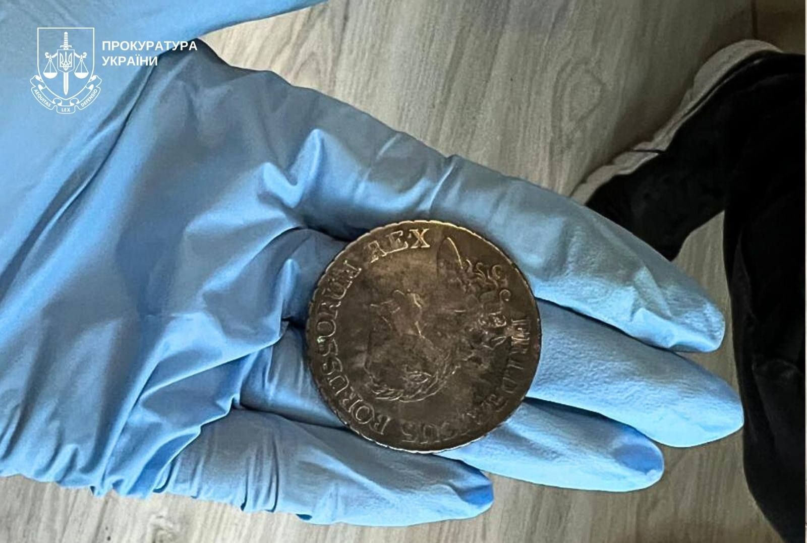 Черный археолог из Закарпатья пытался продать сокровища кельтов, но среди покупателей оказался Офис генпрокурора 3