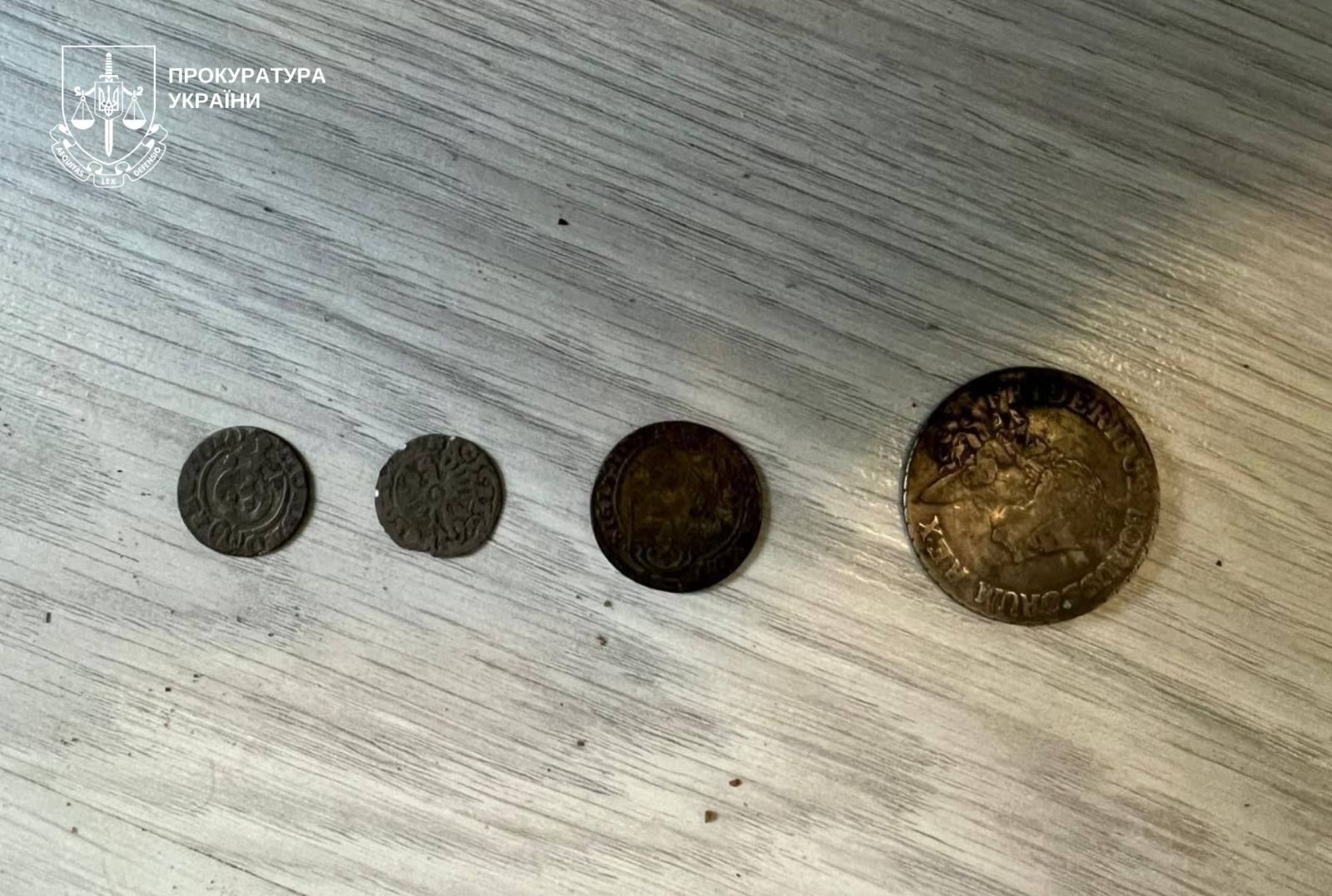 Черный археолог из Закарпатья пытался продать сокровища кельтов, но среди покупателей оказался Офис генпрокурора 4