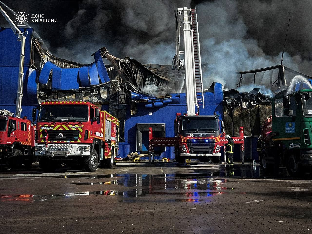 Пожежу на складах Епіцентру під Києвом гасили 10 годин - ДСНС 1