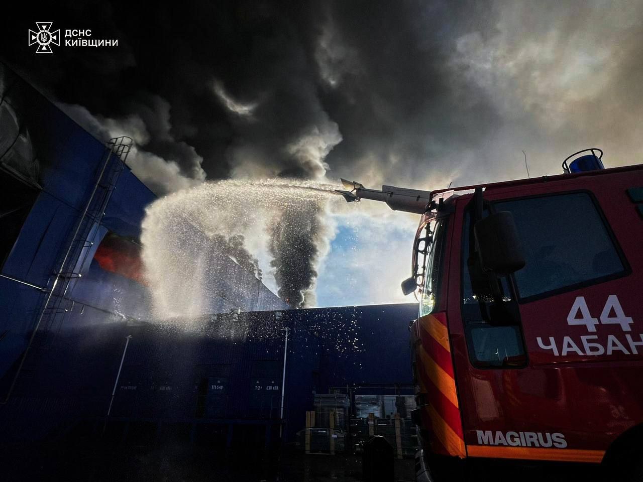 Пожежу на складах Епіцентру під Києвом гасили 10 годин - ДСНС 5