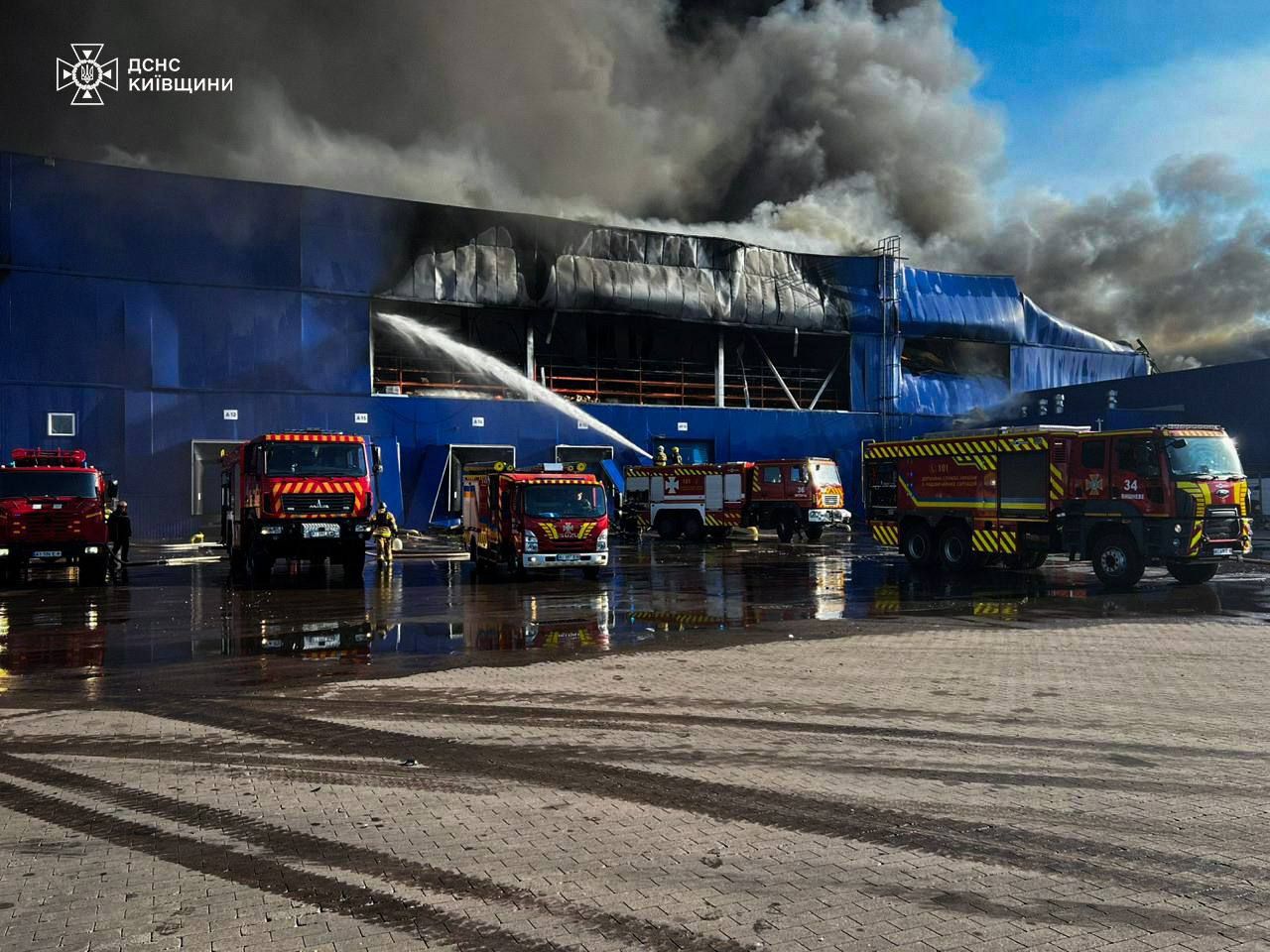 Пожежу на складах Епіцентру під Києвом гасили 10 годин - ДСНС 7