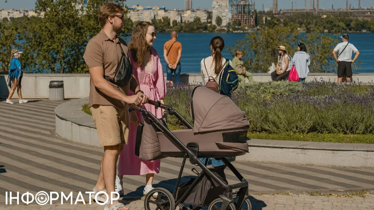 Родители с маленьким ребенком Фото: Информатор
