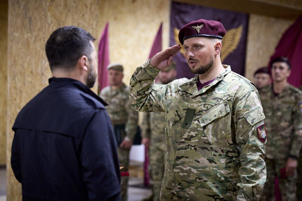 Президент поблагодарил военных за стойкость