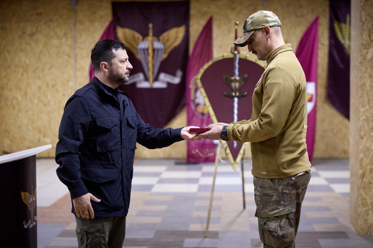 Зеленский вручил награды военным под Донецком