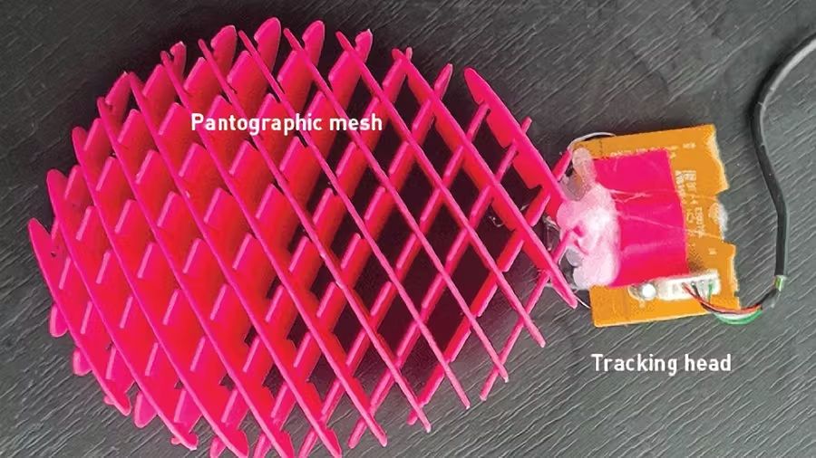 Первый прототип имеет гибкий сетчатый корпус, который реагирует на сжатие.