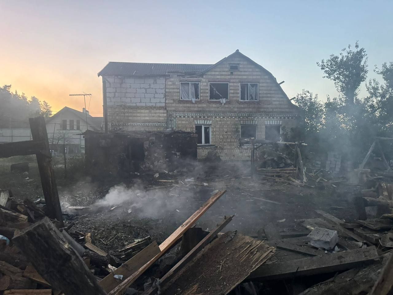 Взрывы в Киевской области: обломки сбитой цели РФ сожгли 5 автомобилей (фото) 1