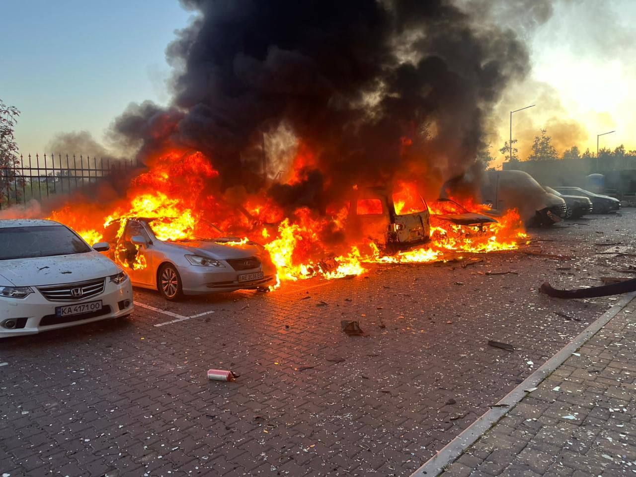Взрывы на Киевщине: обломки сбитой цели РФ сожгли 5 автомобилей (фото) 2