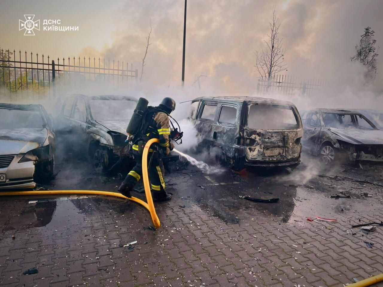 Взрывы в Киевской области: обломки сбитой цели РФ сожгли 5 автомобилей (фото) 5