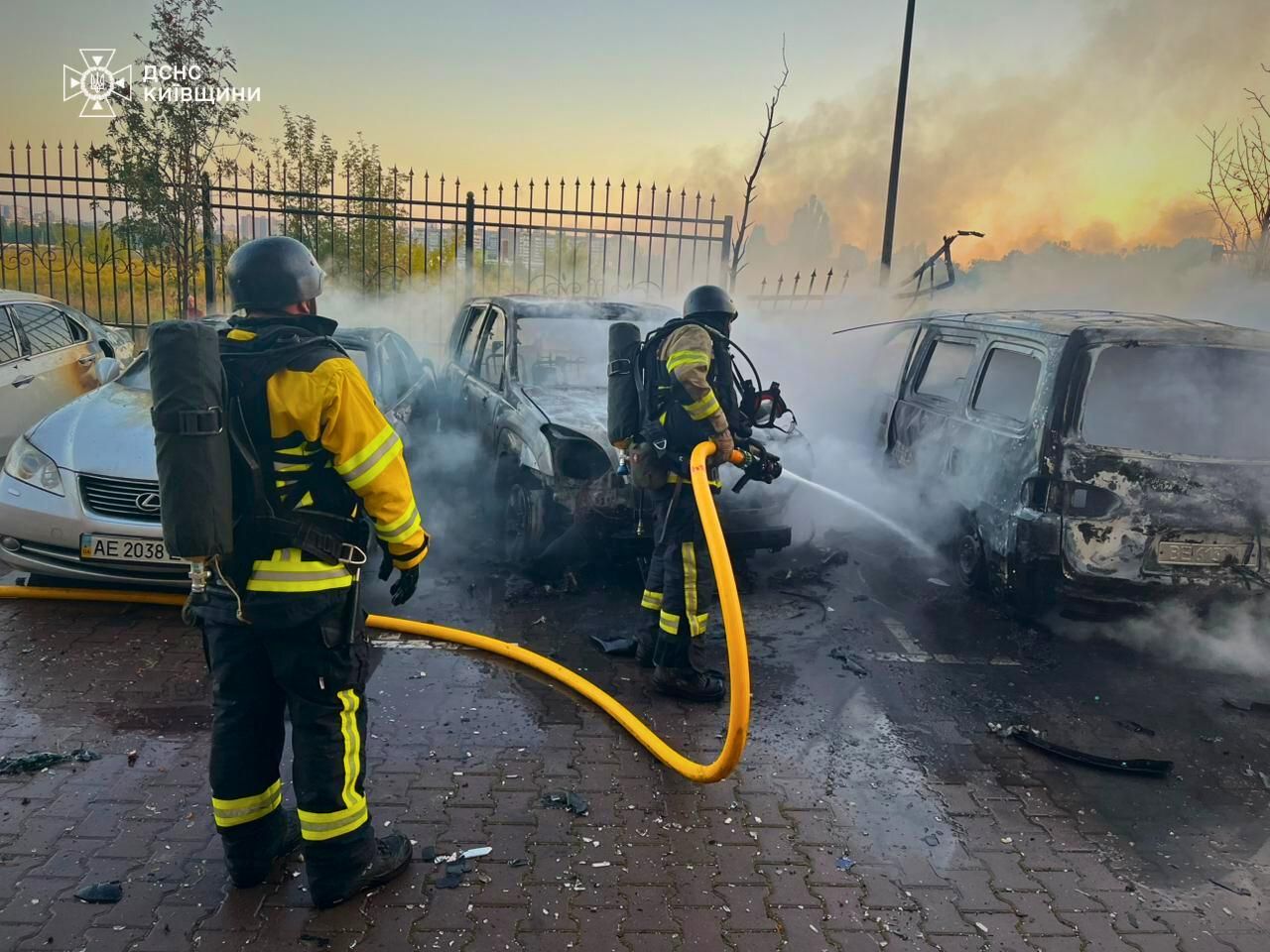 Взрывы в Киевской области: обломки сбитой цели РФ сожгли 5 автомобилей (фото) 4
