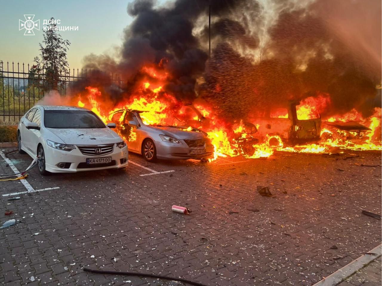 Взрывы в Киевской области: обломки сбитой цели РФ сожгли 5 автомобилей (фото) 3