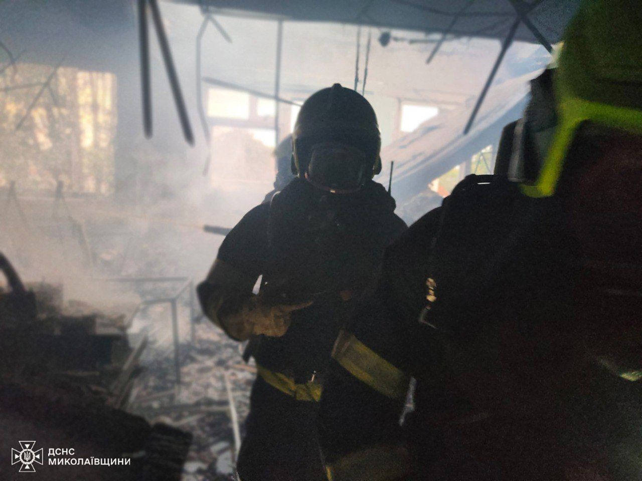 В Днепре враг попал в жилую многоэтажку, в Николаевской области - вспыхнули пожары: фото последствий 5