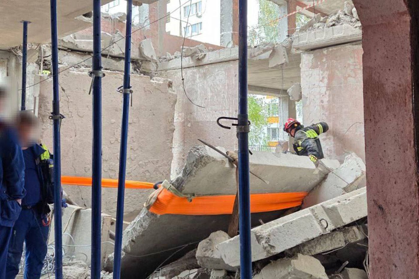 Воздушных ударов не было, но есть погибшие: в РФ за сутки рухнули две школы, одна - в Москве.