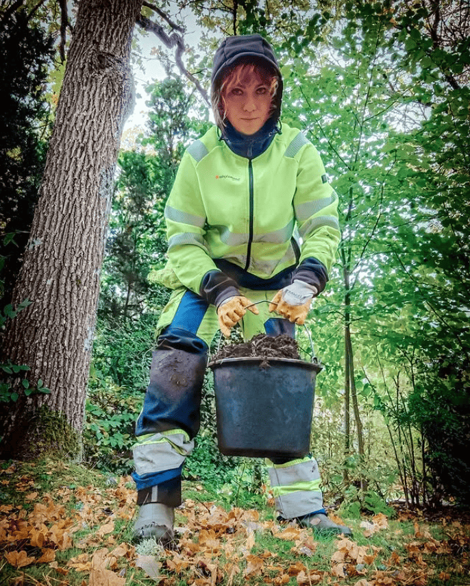 В Швеции бывшая телезвезда могла найти только тяжелую физически работу