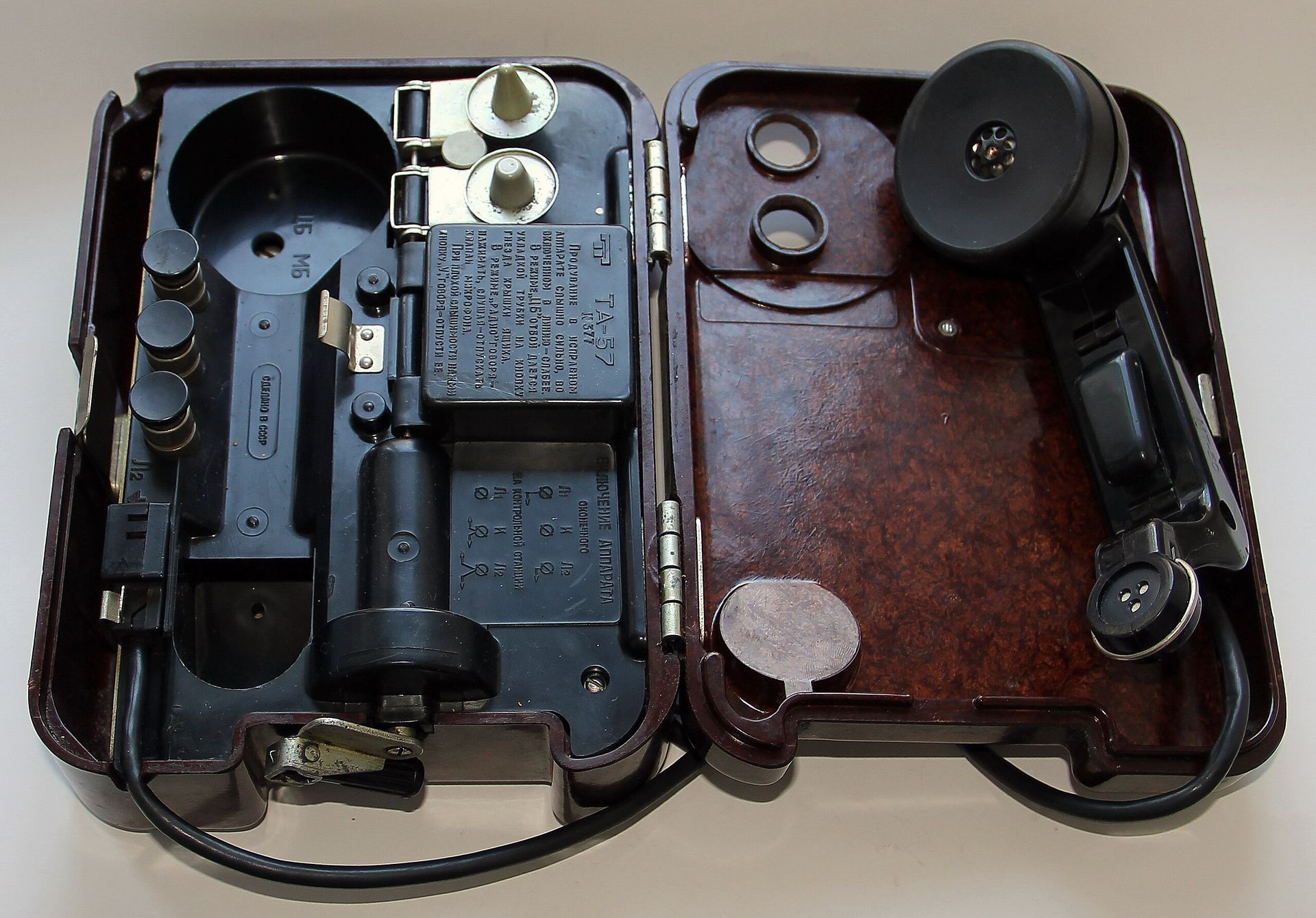 Телефон ТА-57 виробляється з 1957 року. Тік до нього постачає батарея ГБ-10-У-1.3 «Синичка» напругою 10В та ємністю 1,3 Ампер-години. Цього ресурсу достатньо, аби згенерувати напругу до 1000000В. Для порівняння: живлення звичайного електрошокеру відбувається від батарейки з напругою 9В та живленням лише 0,5 міліампер-годин.