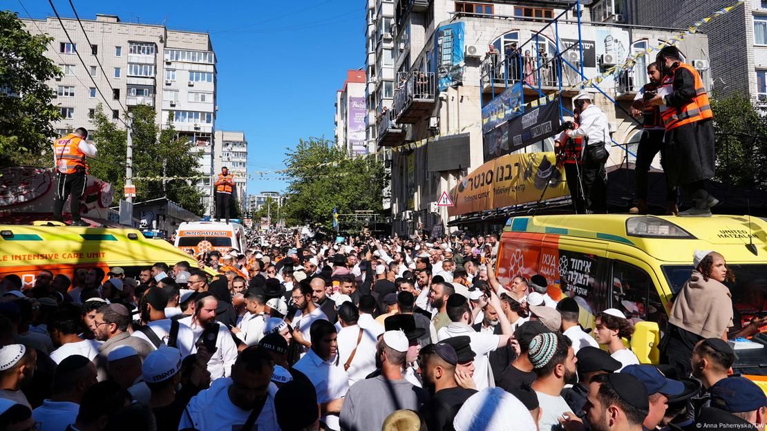 В день наступления нового года на центральной улице "хасидского" квартала Умани тысячи верующих молятся о прощении своих грехов. Фото: Anna Pshemyska/DW