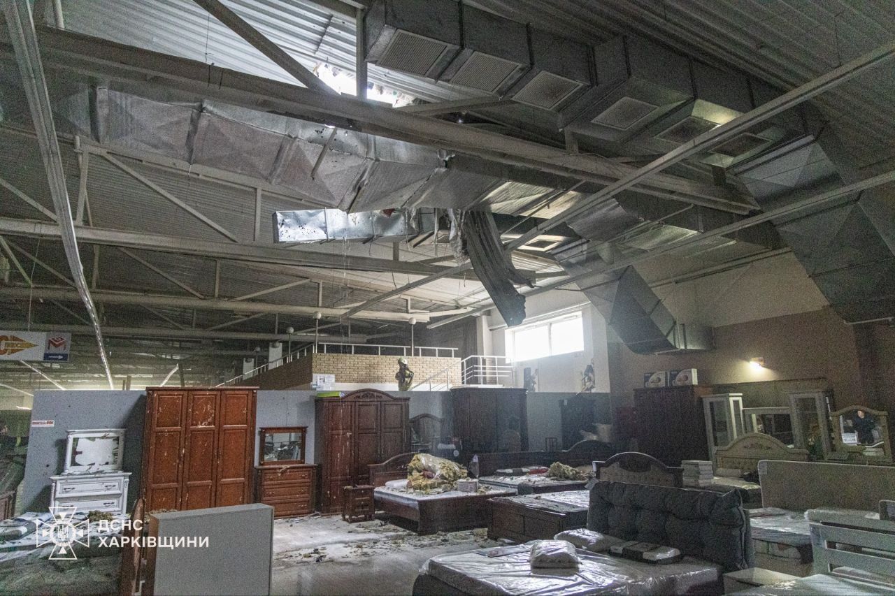 Россияне ударили по ТЦ в Харькове: есть пострадавшие 2