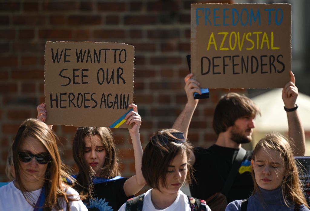 Можливо завдяки радіоприймачу вʼязні Оленівки дізналися, що українці в усьому світі виходили на мітингу на підтримку полонених героїв оборони Маріуполя. Фото Getty Images із польського Кракова, 2023 рік. Можливо завдяки радіоприймачу вʼязні Оленівки дізналися, що українці в усьому світі виходили на мітингу на підтримку полонених героїв оборони Маріуполя. Фото Getty Images із польського Кракова, 2023 рік.