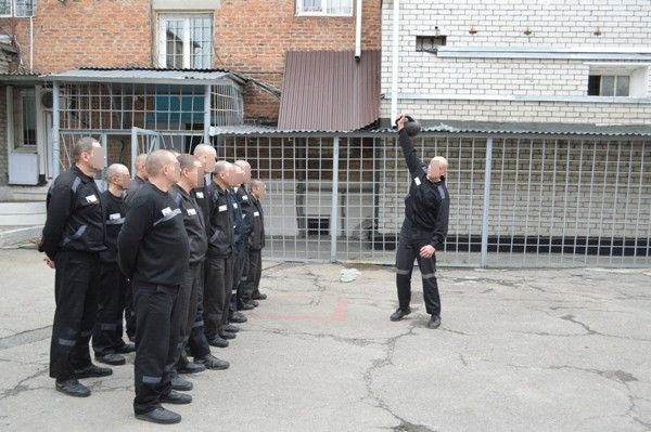 Рідкійсний кадр із архівів російських ЗМІ: прогулянка у СІЗО №2 Старого Осколу. Але на фото - не українські полонені. Це місцеві зеки. 