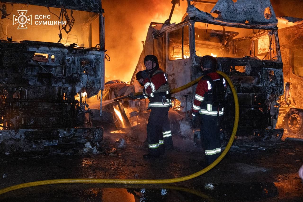 У Сумах через атаку РФ спалахнула сильна пожежа на автостоянці (фото) 1